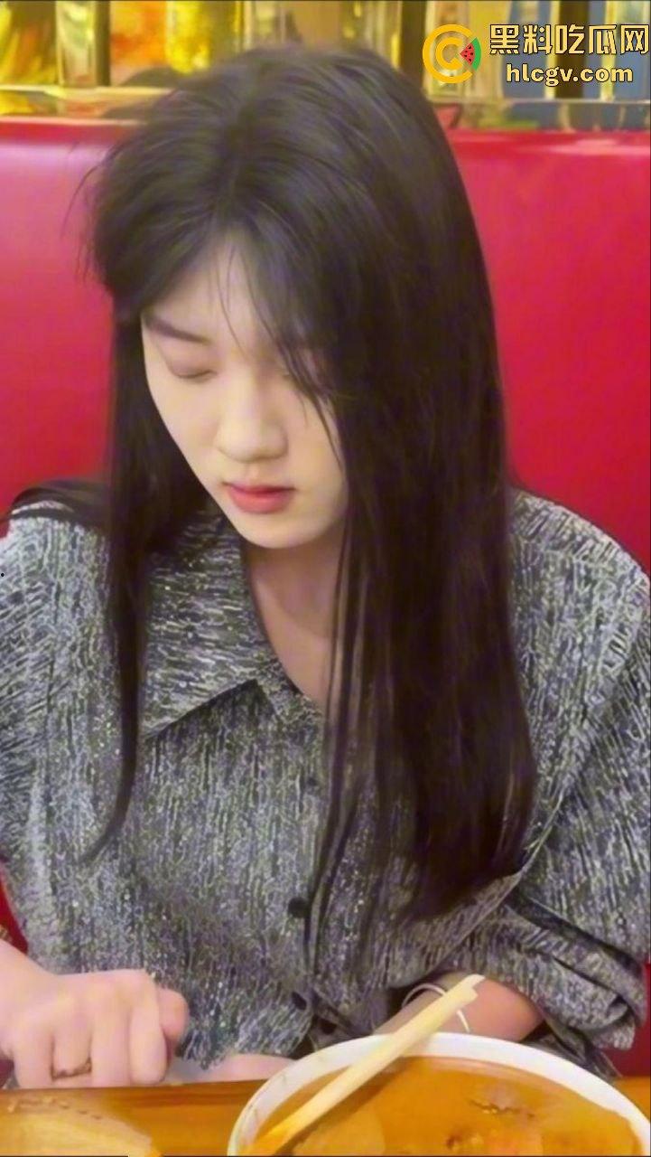 瓜友投稿火锅聚会女友闺蜜喝断片，趁机无套直入粉嫩鲍鱼！极品闺蜜醉酒后被玩弄一夜疯狂内射！-2