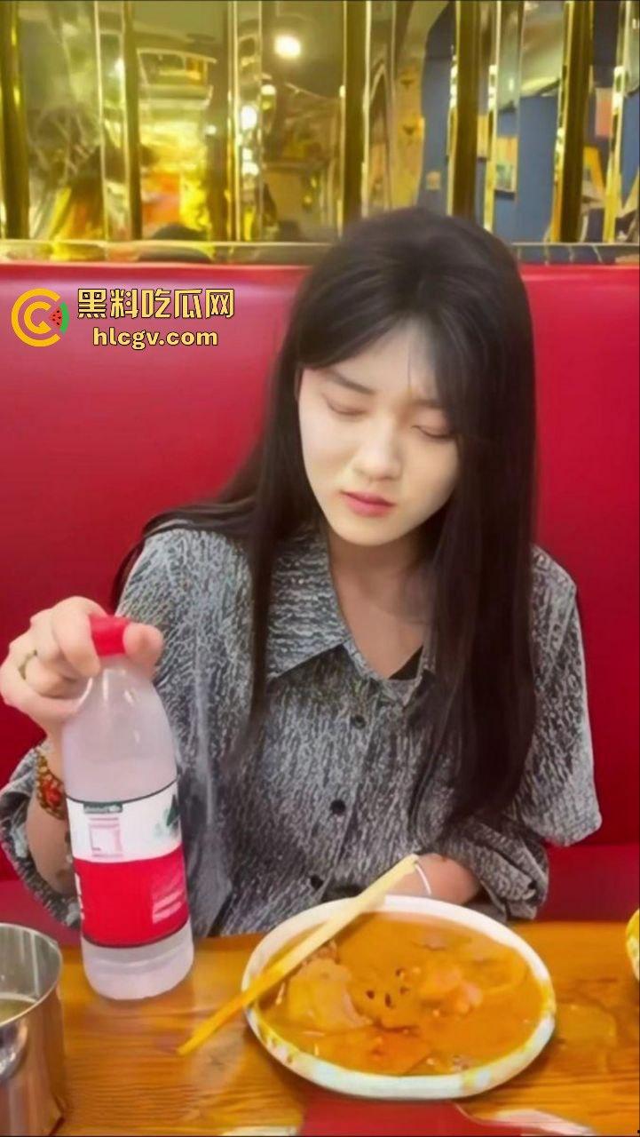 瓜友投稿火锅聚会女友闺蜜喝断片，趁机无套直入粉嫩鲍鱼！极品闺蜜醉酒后被玩弄一夜疯狂内射！-6