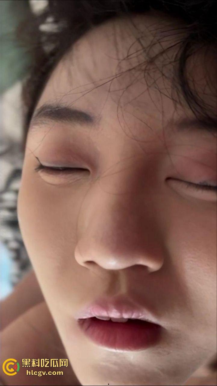 瓜友投稿火锅聚会女友闺蜜喝断片，趁机无套直入粉嫩鲍鱼！极品闺蜜醉酒后被玩弄一夜疯狂内射！-12