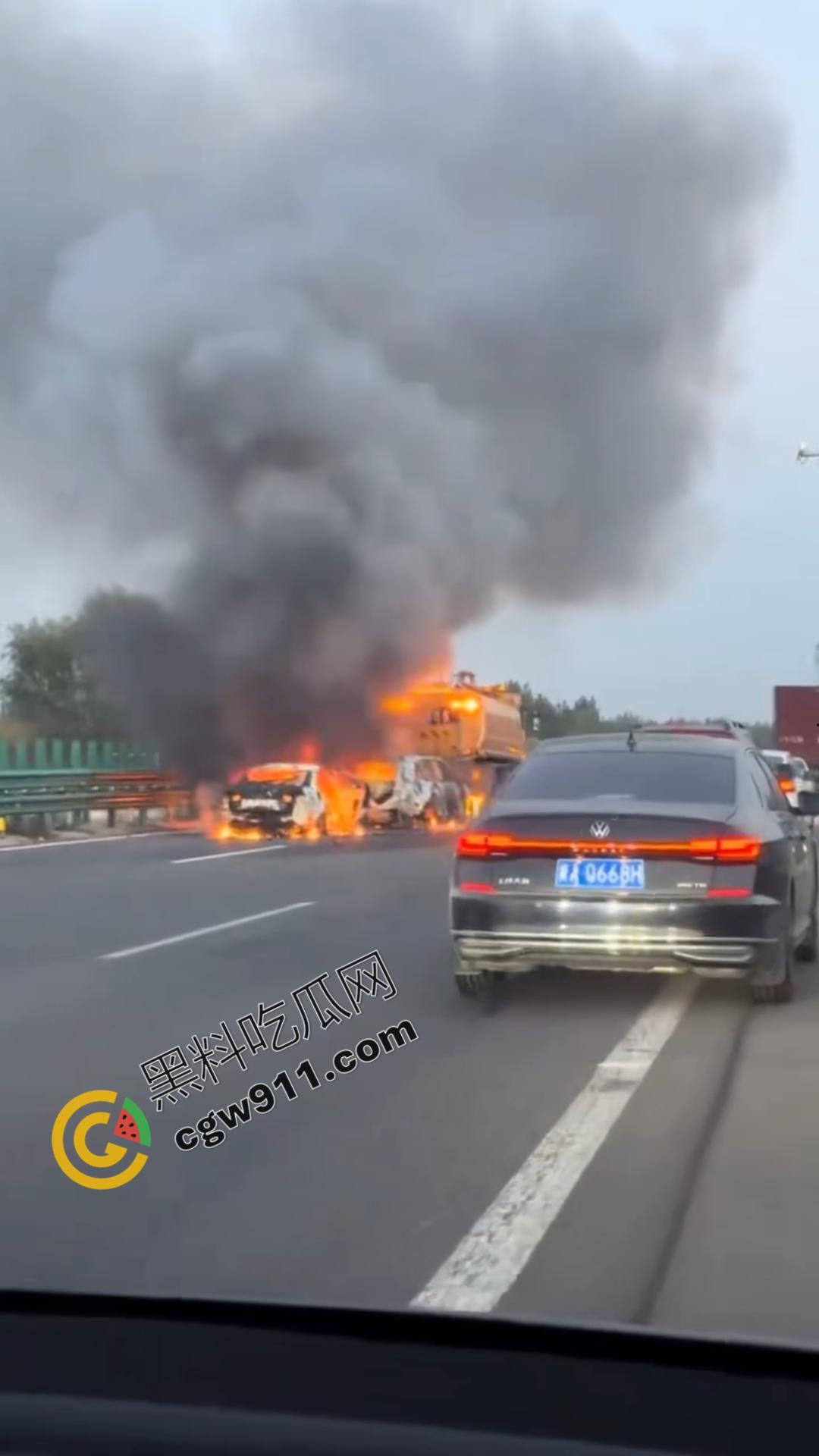 京哈G1高速车祸现场视频!两车追尾瞬间燃起烈焰,现场惨状挥之不去,令人心惊!-2