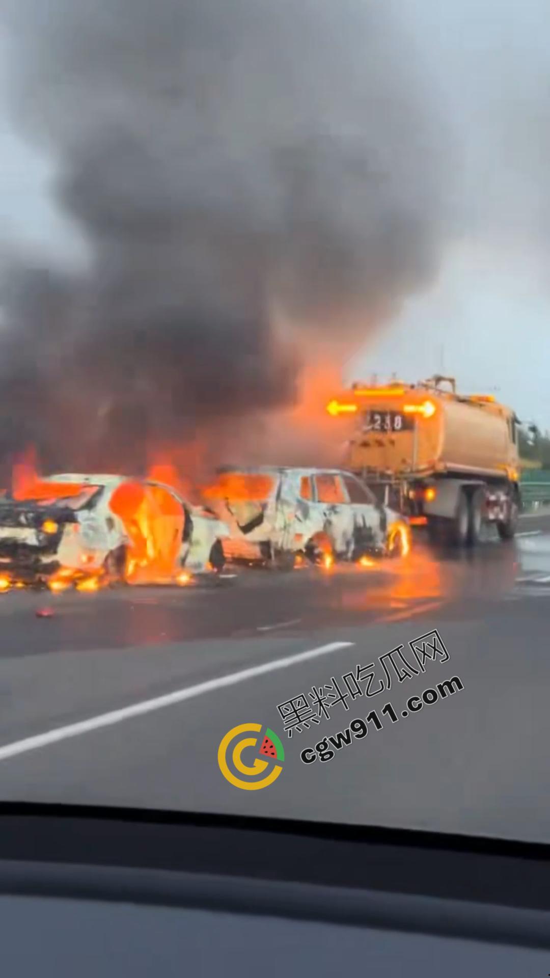 京哈G1高速车祸现场视频!两车追尾瞬间燃起烈焰,现场惨状挥之不去,令人心惊!-4