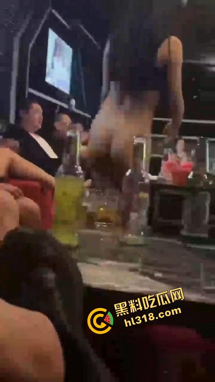 珠海纯K小公主骚到飞起,下半身光着用逼当开瓶器,台下全看傻这一单点得血赚,这种妹子不点等着后悔!-2