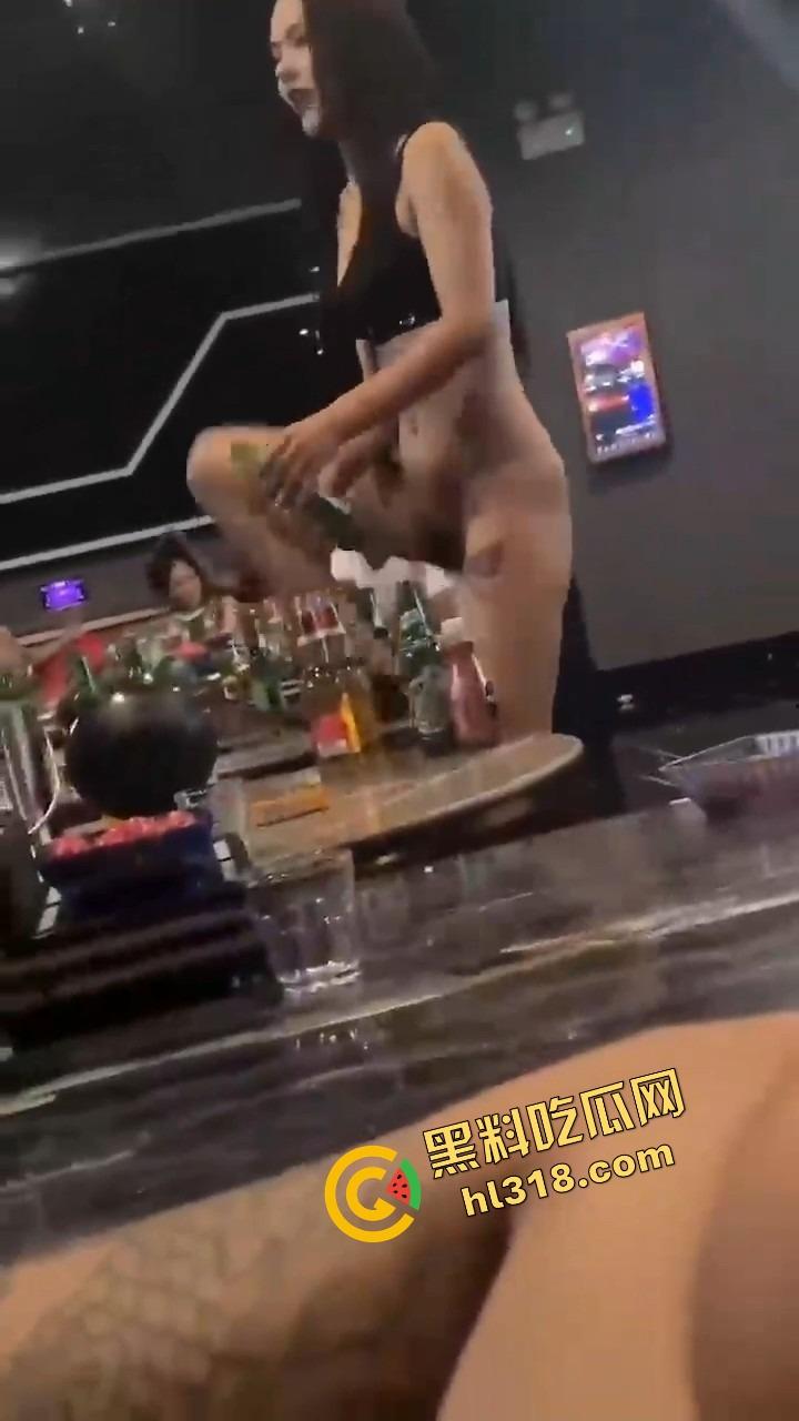 珠海纯K小公主骚到飞起,下半身光着用逼当开瓶器,台下全看傻这一单点得血赚,这种妹子不点等着后悔!-3