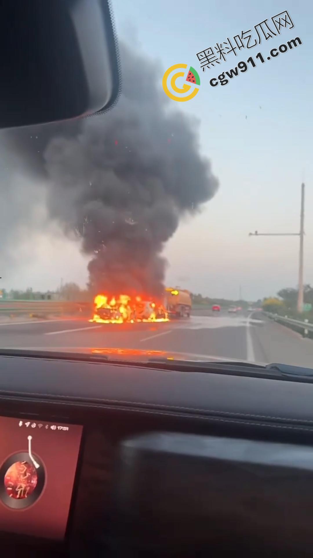京哈G1高速车祸现场视频!两车追尾瞬间燃起烈焰,现场惨状挥之不去,令人心惊!-7