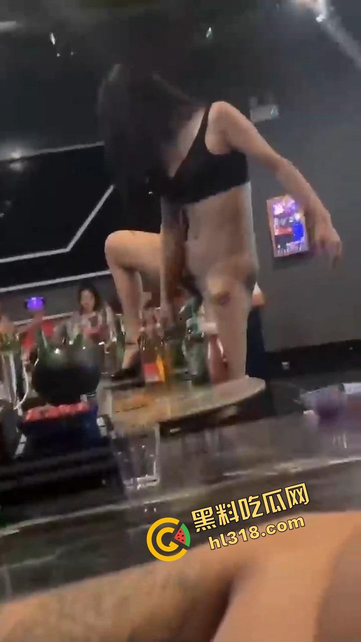 珠海纯K小公主骚到飞起,下半身光着用逼当开瓶器,台下全看傻这一单点得血赚,这种妹子不点等着后悔!-4