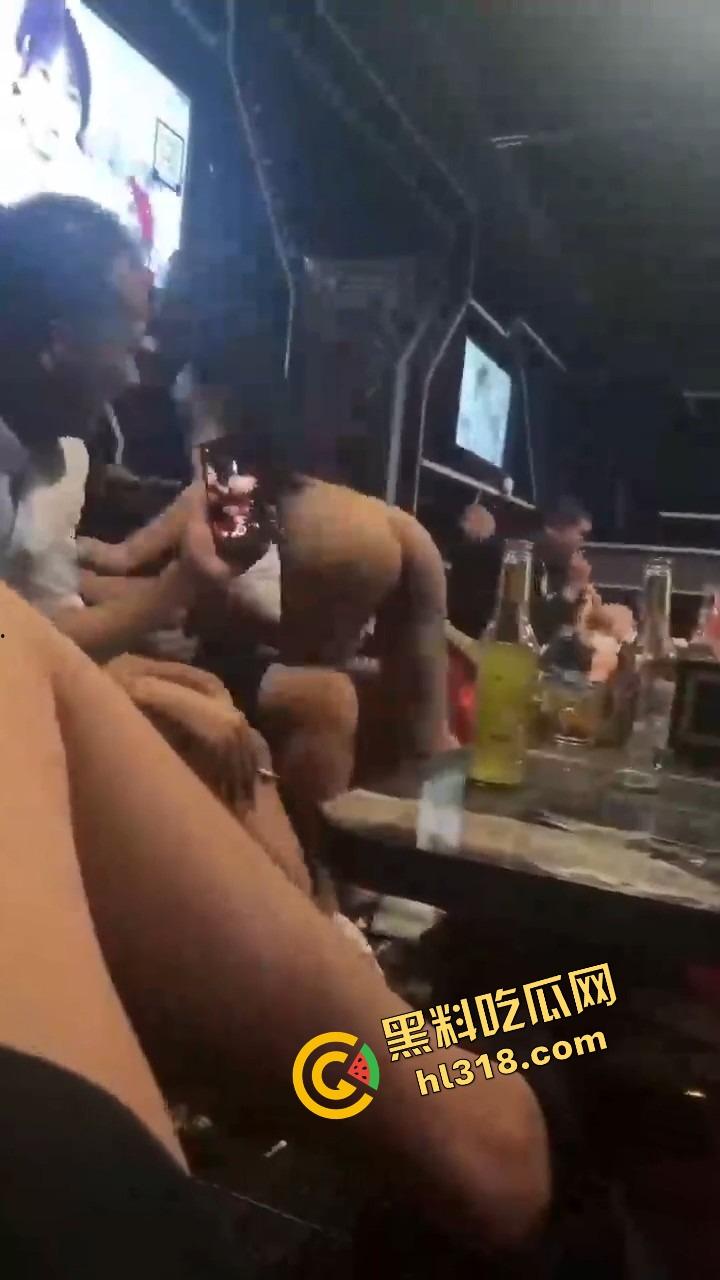 珠海纯K小公主骚到飞起,下半身光着用逼当开瓶器,台下全看傻这一单点得血赚,这种妹子不点等着后悔!-6