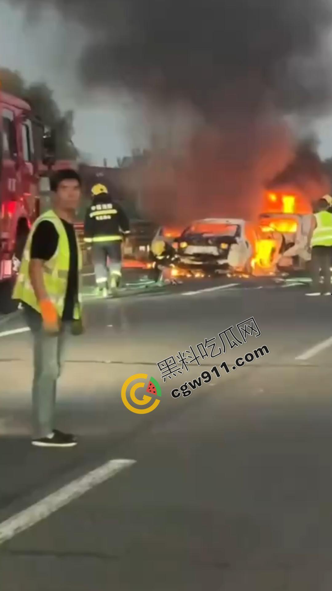 京哈G1高速车祸现场视频!两车追尾瞬间燃起烈焰,现场惨状挥之不去,令人心惊!-8