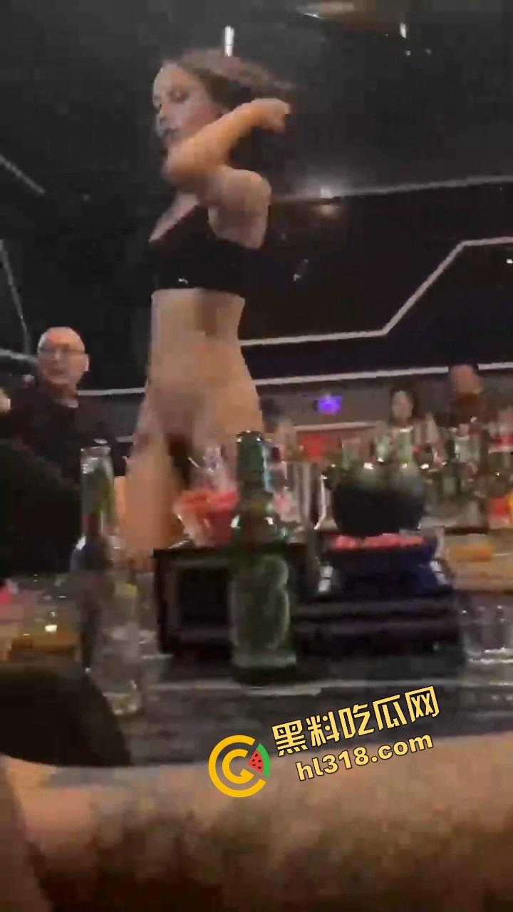 珠海纯K小公主骚到飞起,下半身光着用逼当开瓶器,台下全看傻这一单点得血赚,这种妹子不点等着后悔!-7
