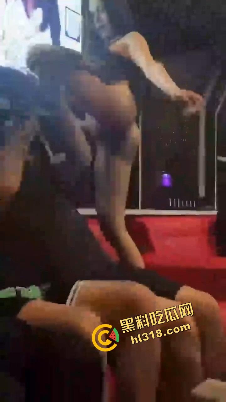 珠海纯K小公主骚到飞起,下半身光着用逼当开瓶器,台下全看傻这一单点得血赚,这种妹子不点等着后悔!-8