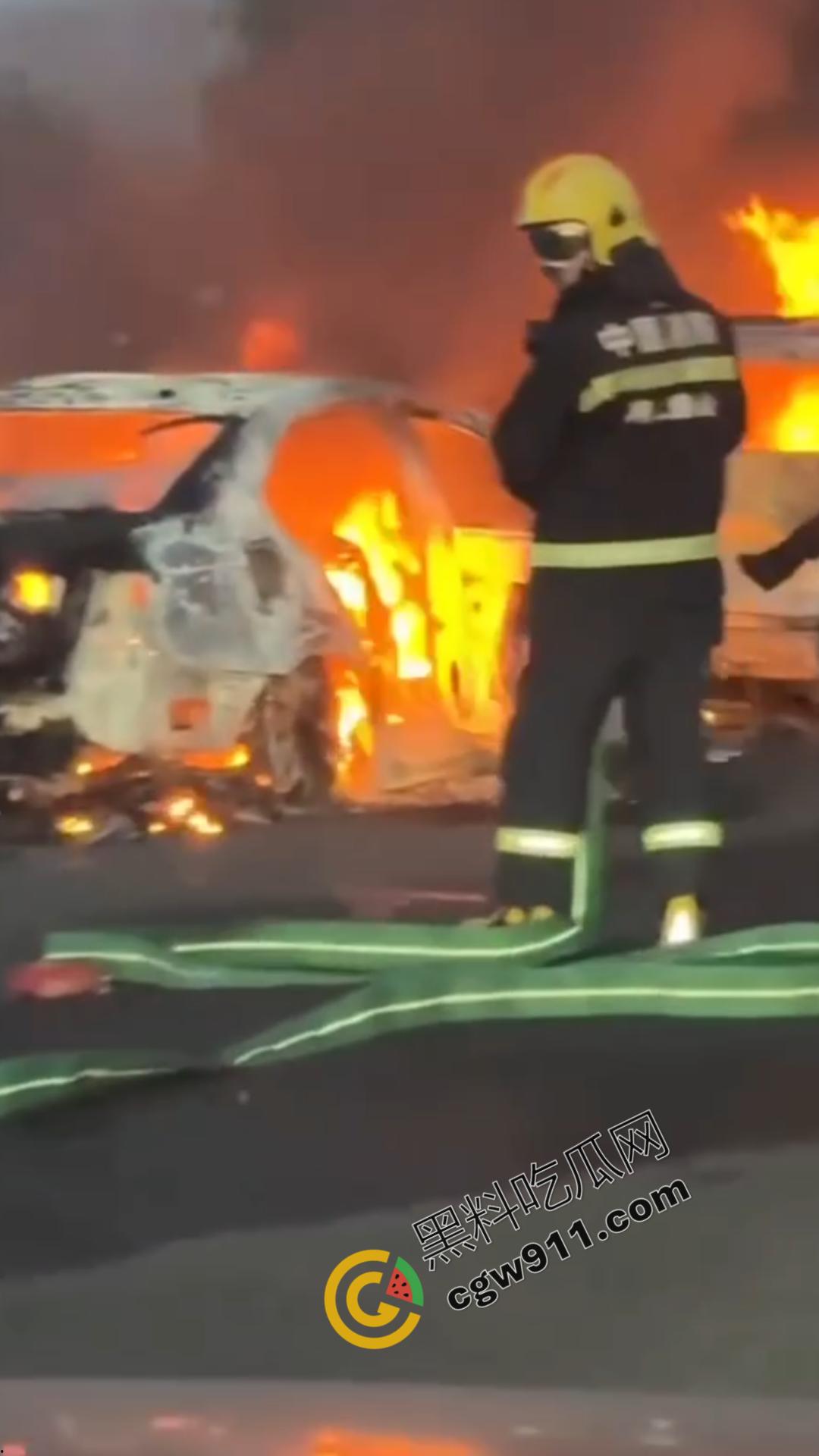 京哈G1高速车祸现场视频!两车追尾瞬间燃起烈焰,现场惨状挥之不去,令人心惊!-9