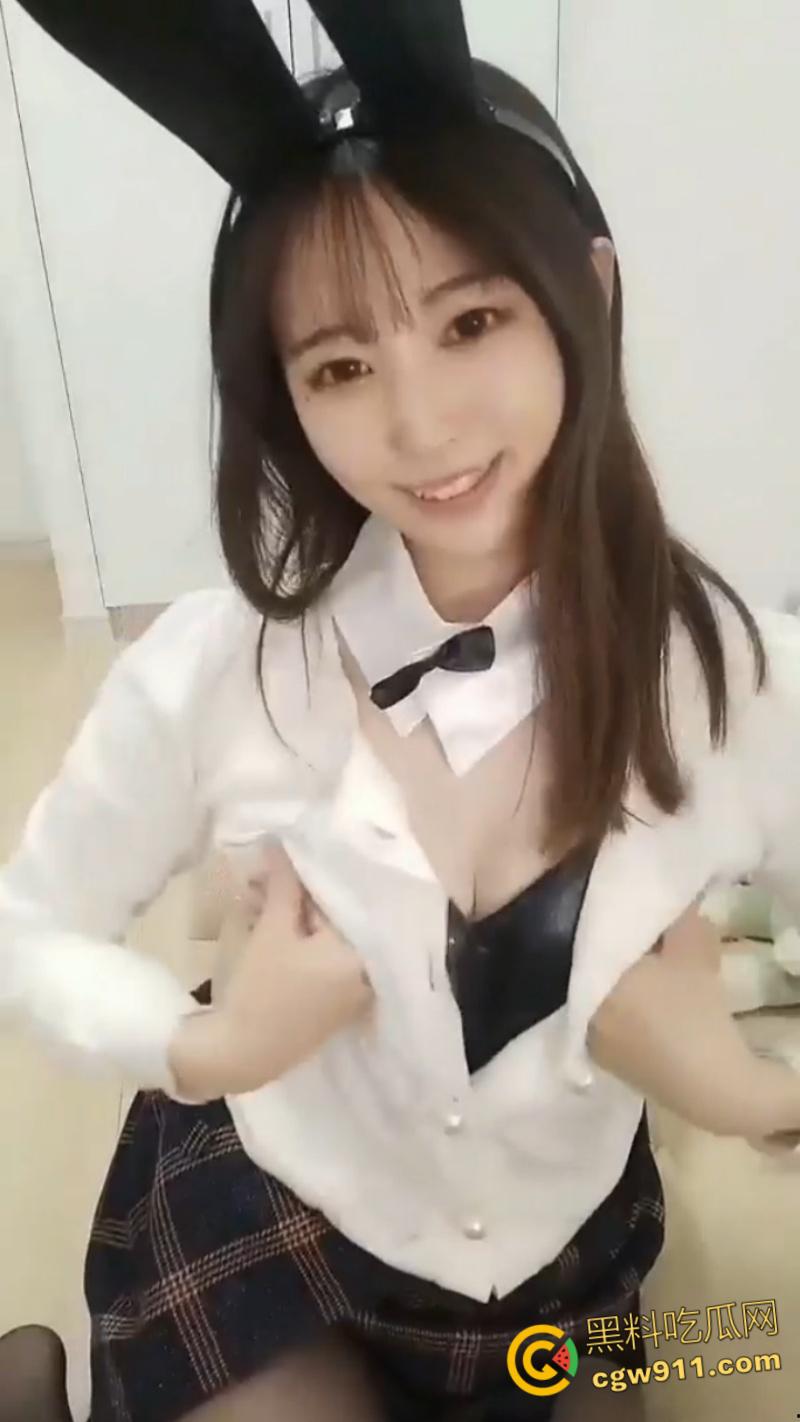 日本福利姬S级兔女郎,清纯颜值黑丝美乳裸聊自慰,脱衣揉奶抠逼自慰,粉嫩小穴淫水不断,娇喘声格外动人!-1