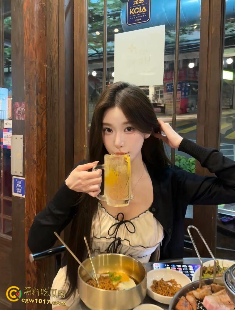 极品骚逼天天蹭大哥吃喝，KTV包厢内被直拖厕所后入狂干，哭喊别发视频，被瓜友怒爆让兄弟饱眼福 ！-3