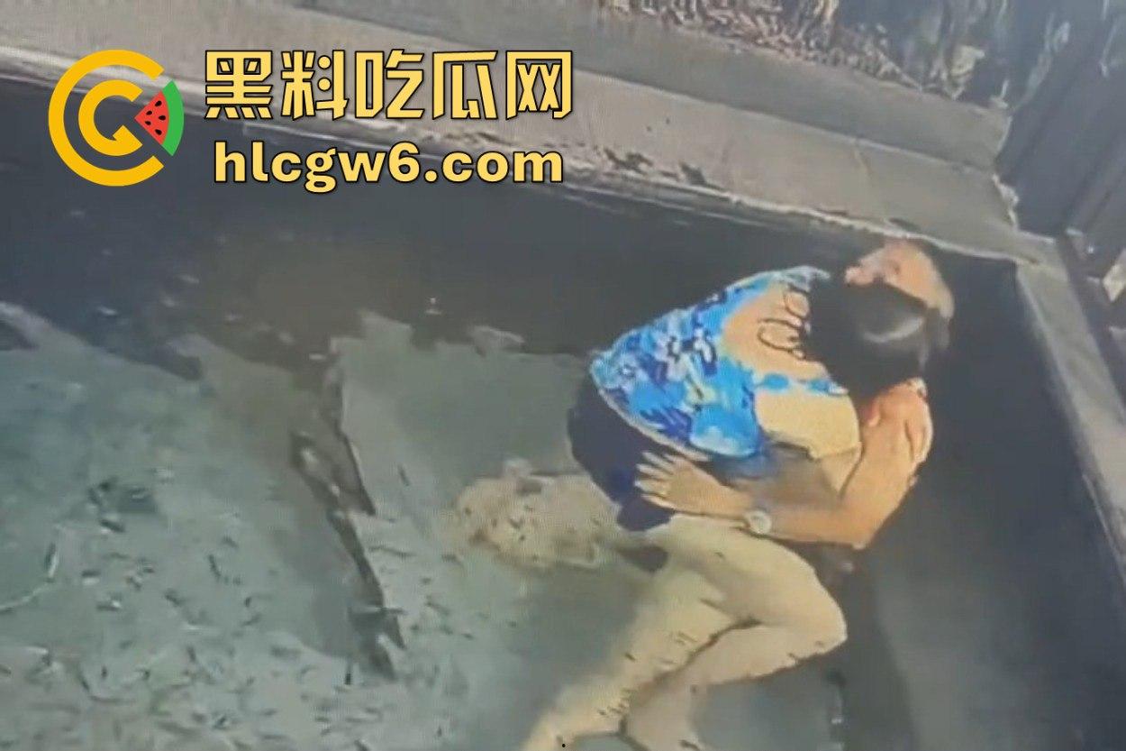 南京老骚逼真会玩 鱼疗池激情操逼玩铁锅炖 鱼被活活踩死干死满池漂着小鱼尸体 工作人员当场骂娘!-2