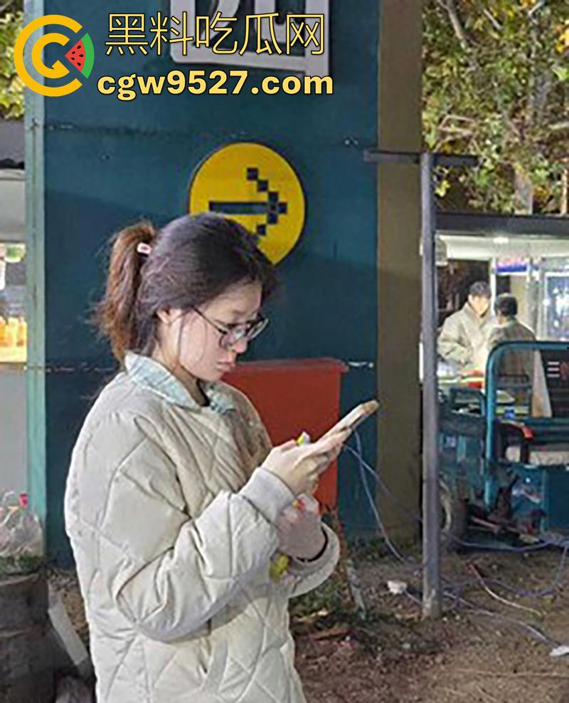 广州大学城清纯眼镜妹【刘彤彤】,出轨大屌体育生学长,小穴都要被大鸡巴撑爆了,叫声超淫荡!-3