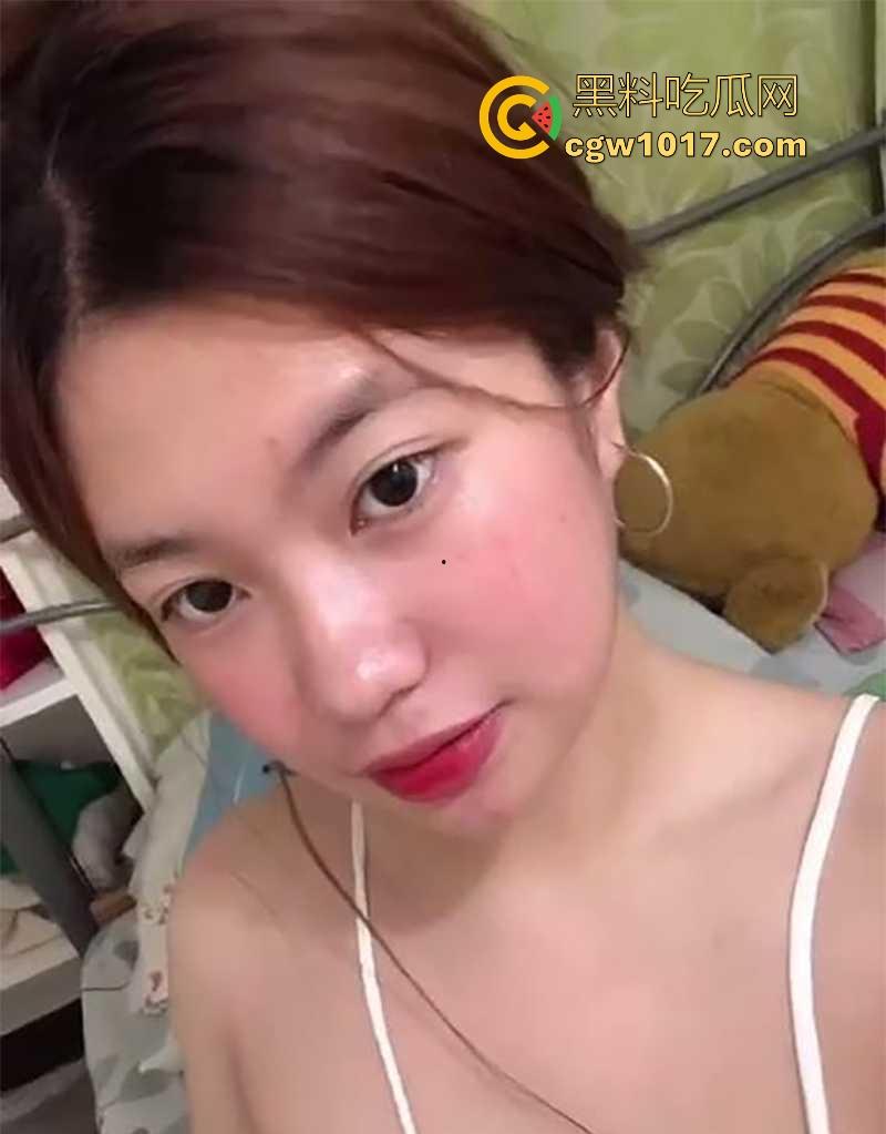 湖南大奶甜妹【马慧】清纯大奶少女初尝禁果,露脸撩拨求操,玩骑乘后入挨操还会吸吮手指,这种骚母狗咋培养的呢!-1