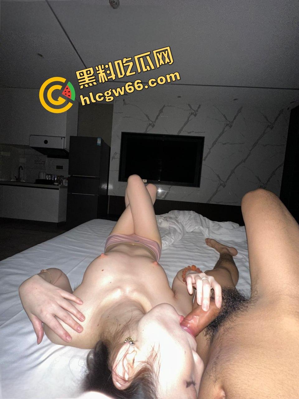 苏州学生妹【赵美凤】商场厕所跪舔被口爆,小嘴操成小穴,拉丝吞精舔根到底,男友在隔间撸到射!-9