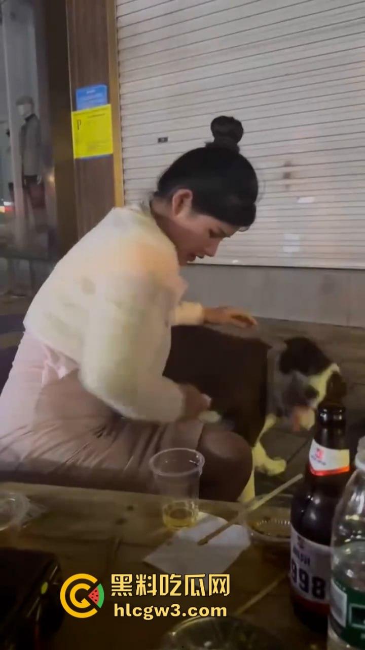 狗子发情当众操“妈” 大庭广众之下抱腿突击!美女吓得抱头躲避 在家没少干吧?-1