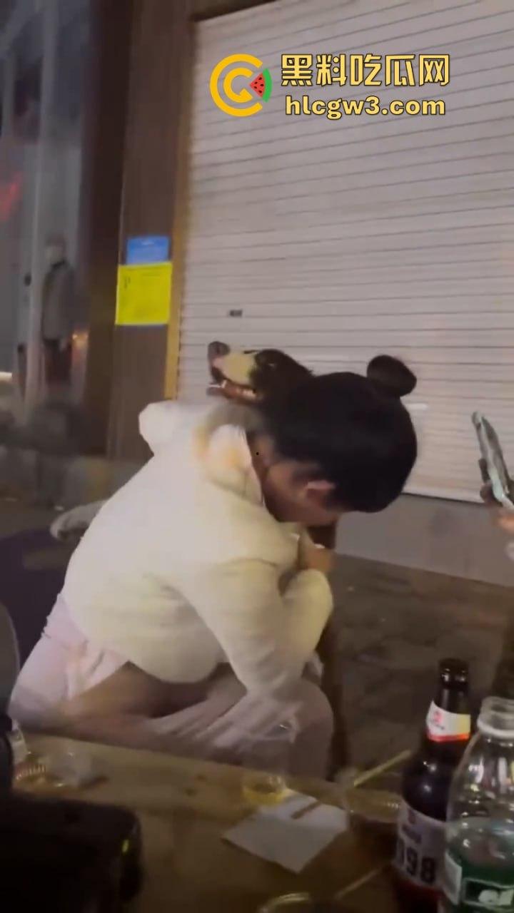 狗子发情当众操“妈” 大庭广众之下抱腿突击!美女吓得抱头躲避 在家没少干吧?-3