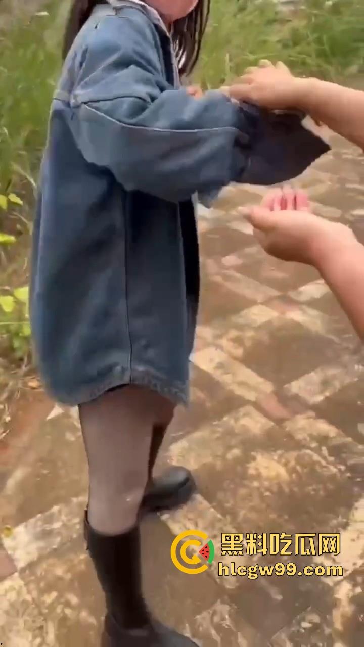 有见过鞭炮炸奶的吗？广西表妹为流量不惜亲身上演，隔着屏幕都觉得疼，内容炸烈！-3