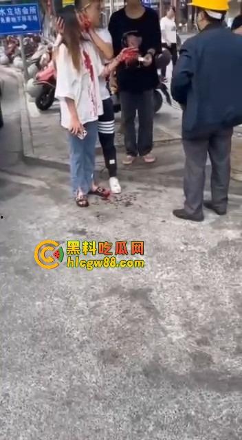 柳州精神小妹在线变刀妹，吵个架掏刀就捅，气势嚣张两刀下去直接教做人！你狂？刀妹更狂！-6