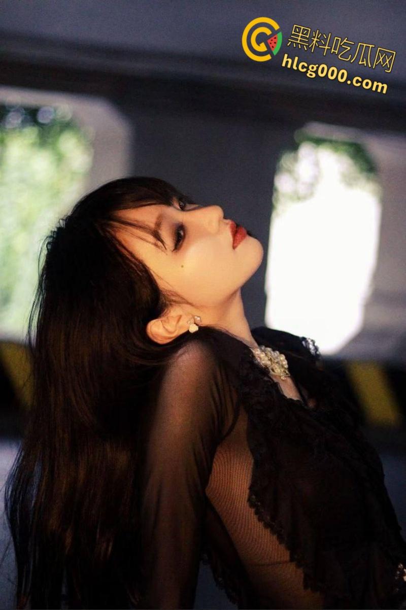 南昌性感人妻【周若曦】，与数十人聊骚发自慰小视频，无套内射黑丝小骚逼，私生活无比淫乱！-4