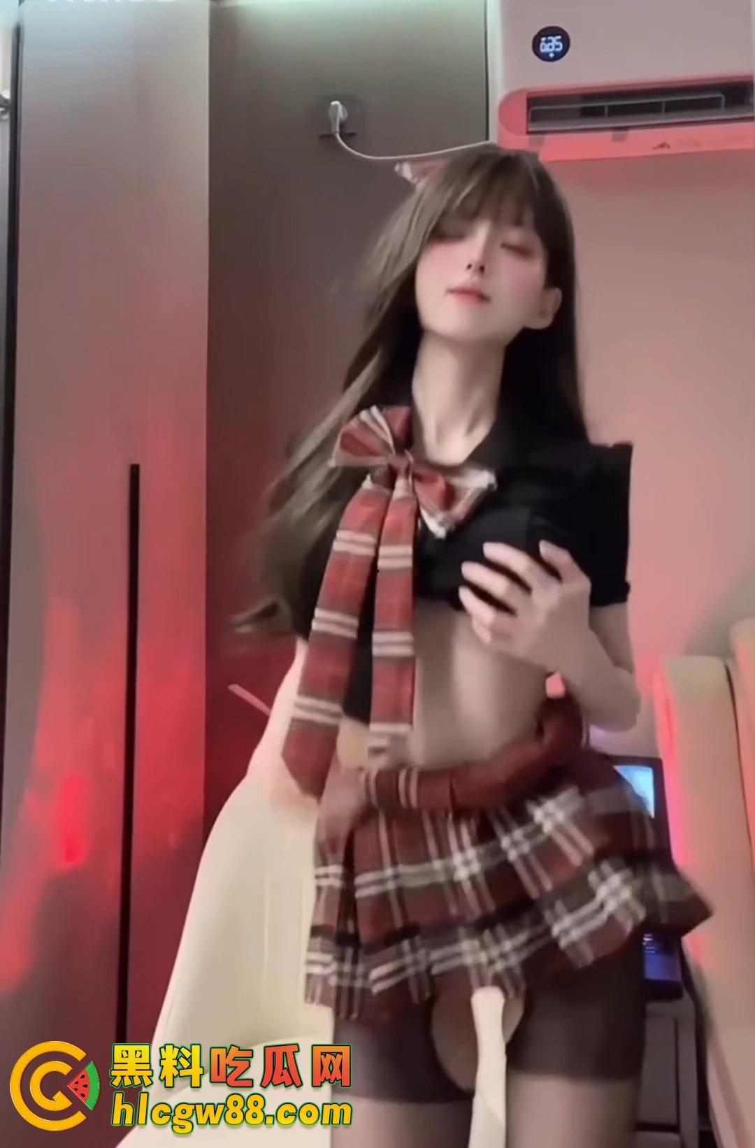 舔狗充钱才看的骚逼裸舞，这里全网白嫖，抖音封杀的性感热舞大秀，这里限时免费撸到爽，错过就亏大了！-13