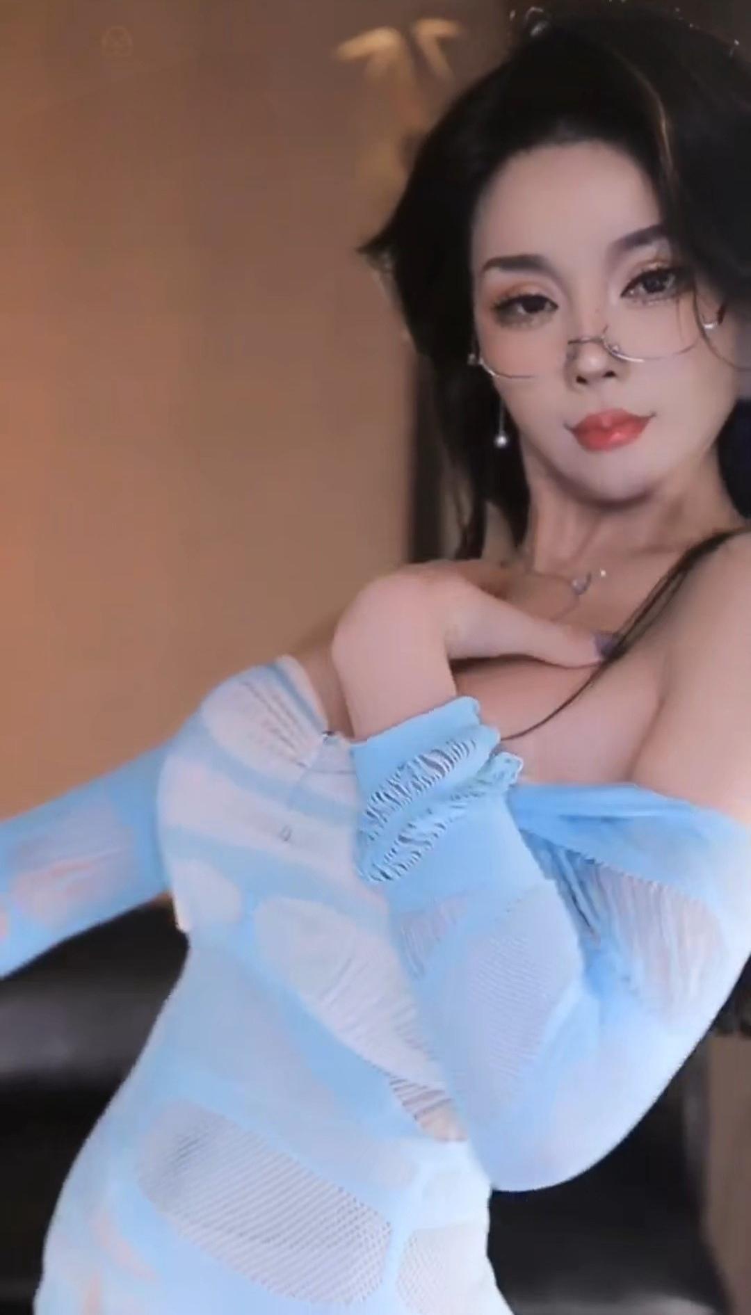 舔狗充钱才看的骚逼裸舞，这里全网白嫖，抖音封杀的性感热舞大秀，这里限时免费撸到爽，错过就亏大了！-27