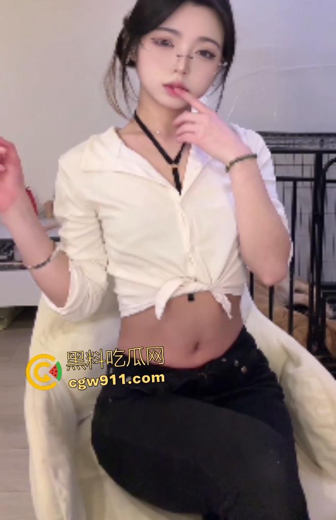 快手网红【媮晚】大尺度情趣舞蹈，跳着中途就脱光，透过透明内裤逼毛显露，这小舞扭得有点心动了！-7