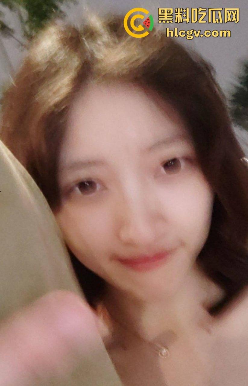 海归杭州情侣全套流出！【宋如依】表面清纯实则骚，连拍照都少不了被爆插的肥臀！-7