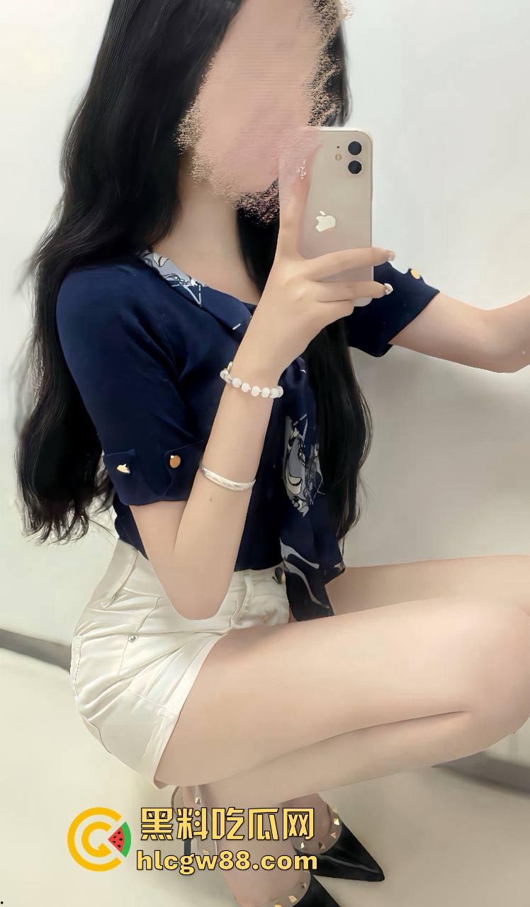 柳州精神小妹直播打乳环，大白奶挂铃铛淡定自若，SM调教系狗绳，这奶白花花真会玩！-5