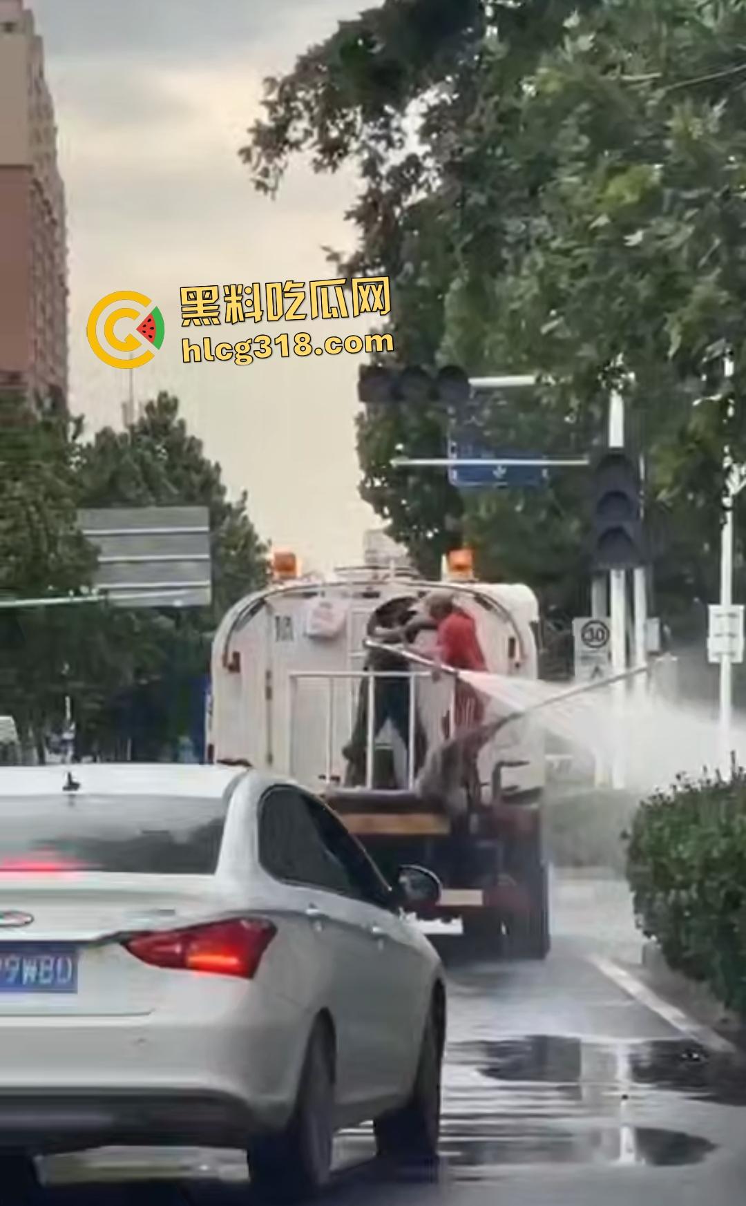 洒水车大哥大战环卫工人！水枪狂喷工人怒骂开打，农夫山泉大哥骑电动车围观喊“别浪费水”！-4