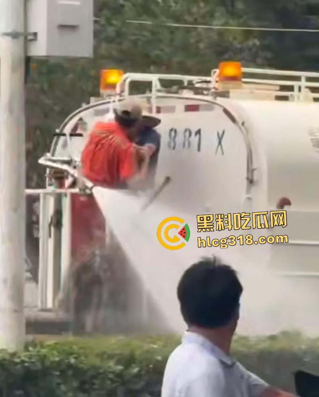 洒水车大哥大战环卫工人！水枪狂喷工人怒骂开打，农夫山泉大哥骑电动车围观喊“别浪费水”！-6