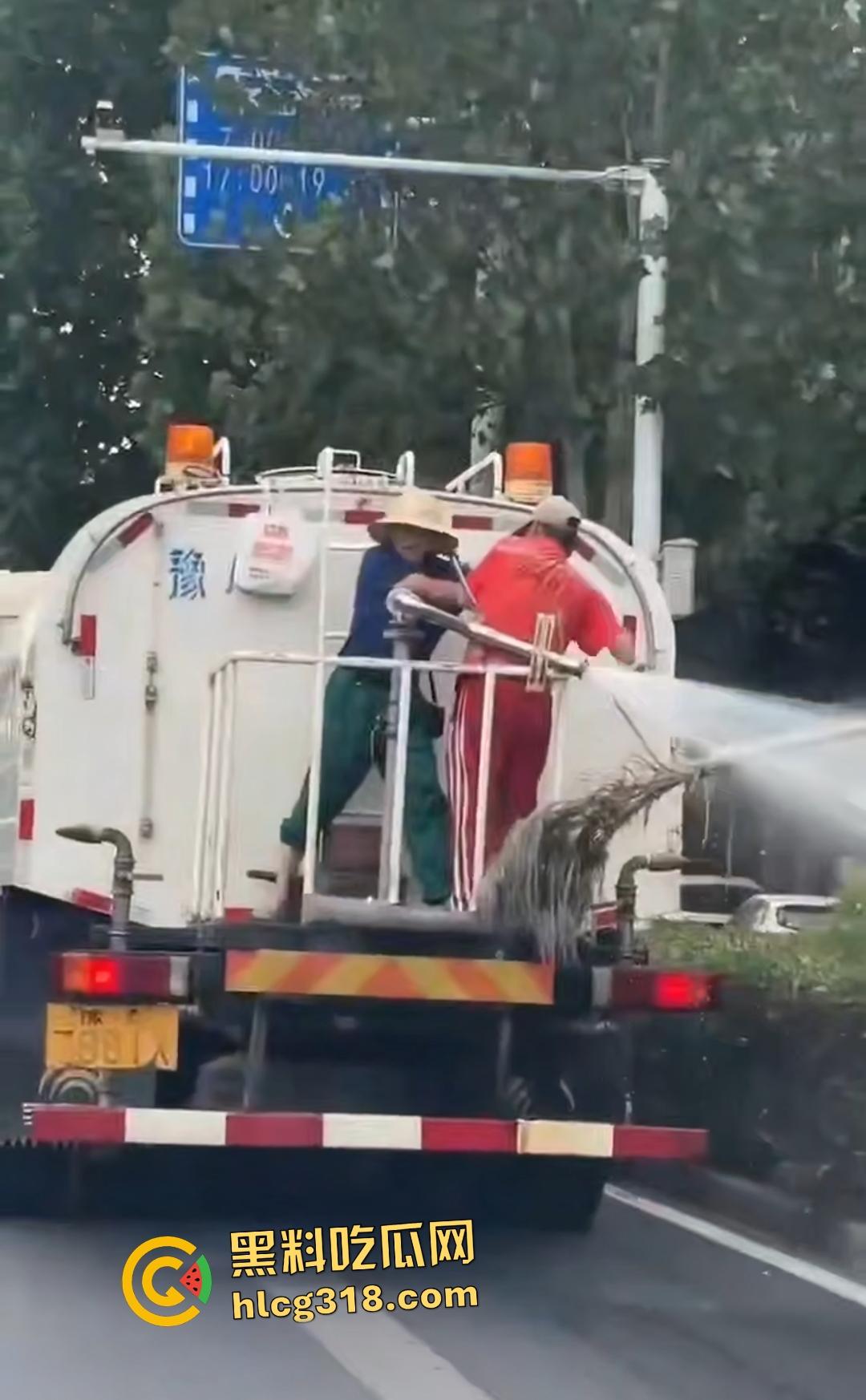 洒水车大哥大战环卫工人！水枪狂喷工人怒骂开打，农夫山泉大哥骑电动车围观喊“别浪费水”！-7