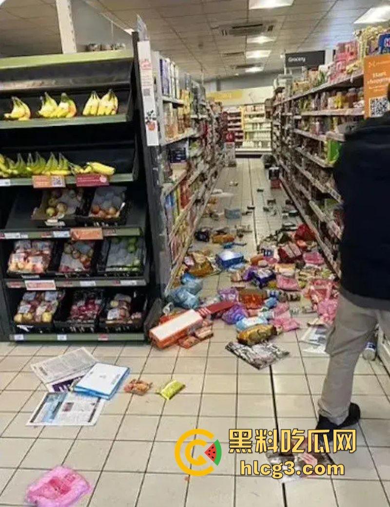 零元购来了！英国近10年最大暴乱!多个城市当街打砸抢烧-15