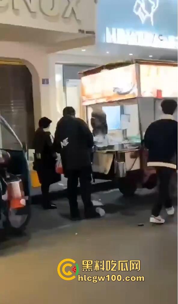 福建南平惊险一男子在夜宵摊用刀具不停地捅刺一女生，大老爷们怎么下得去手的。-3