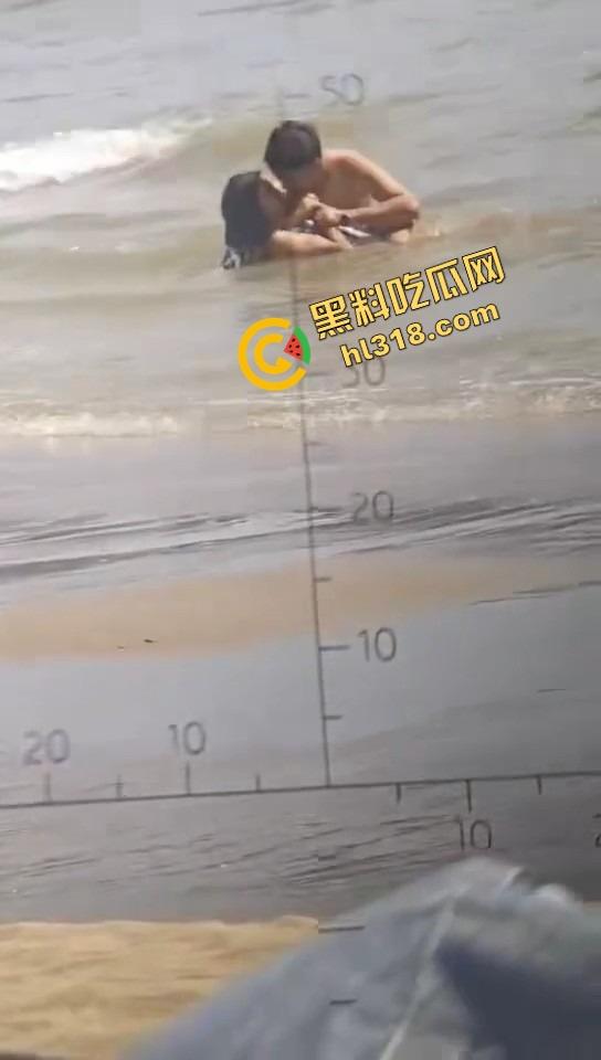 风雨交加浪涌如潮，在海中怒干鲍鱼，海风吹干精液，浪花上打在身上啪啪响，他说风雨中这点痛算什么！-6