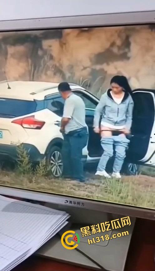 是谁家老婆穿着婚戒出来野战?裤衩还没脱就把逼贴车窗上了,屁股震得车报警器响个不停被监控拍下!-3