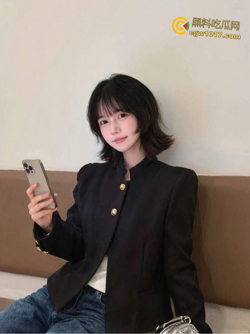 推特00后绿帽淫妻【熊猫可乐】，跪地口交蒙眼调教，淫语自慰跪舔口交，湿滑小嘴堪称天然精液容器！-1