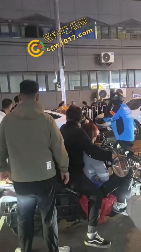 通州暴力事件震惊全城，饿了么专送外卖员突然发难，残忍刺客眼睛，现场混乱，令人毛骨悚然！-6