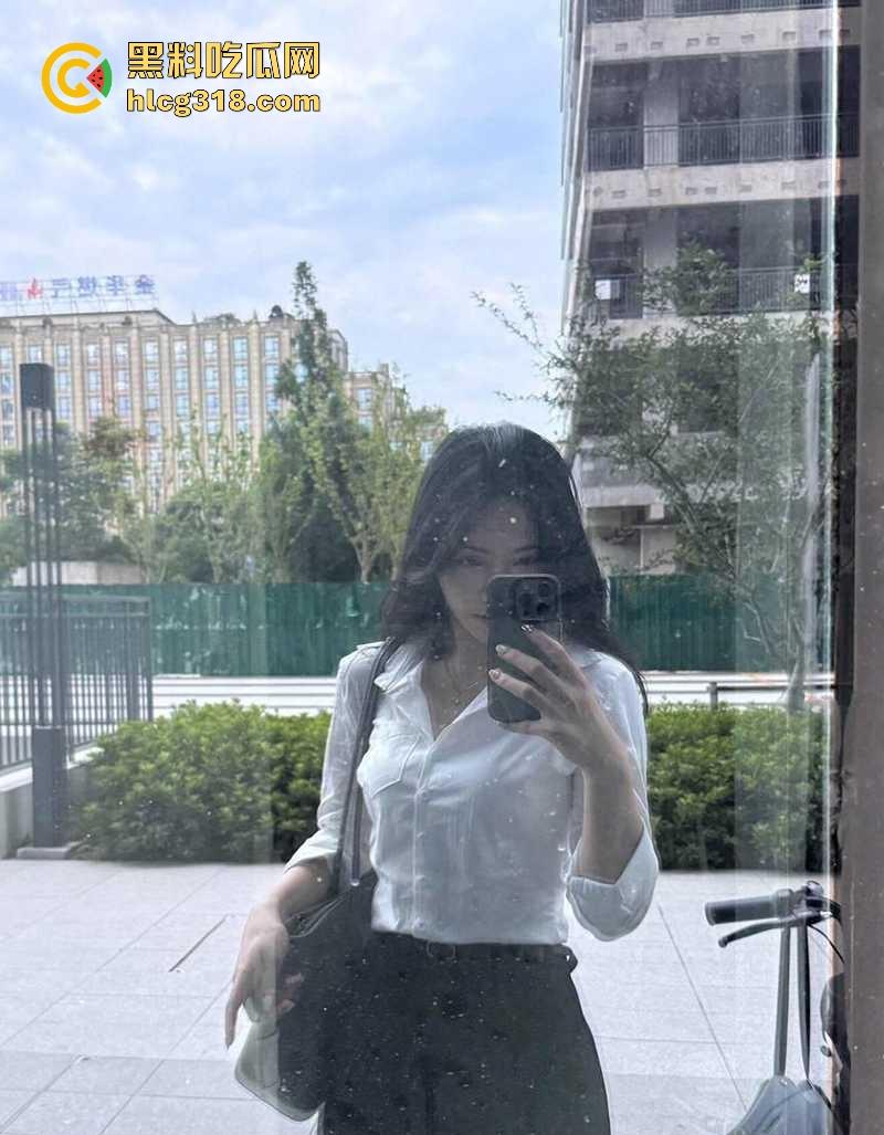 表面是职场精英律师，背后化身极品性感福利姬，黑丝全裸尺度炸天，脱律师服掰臀露穴，反差爆表！-4