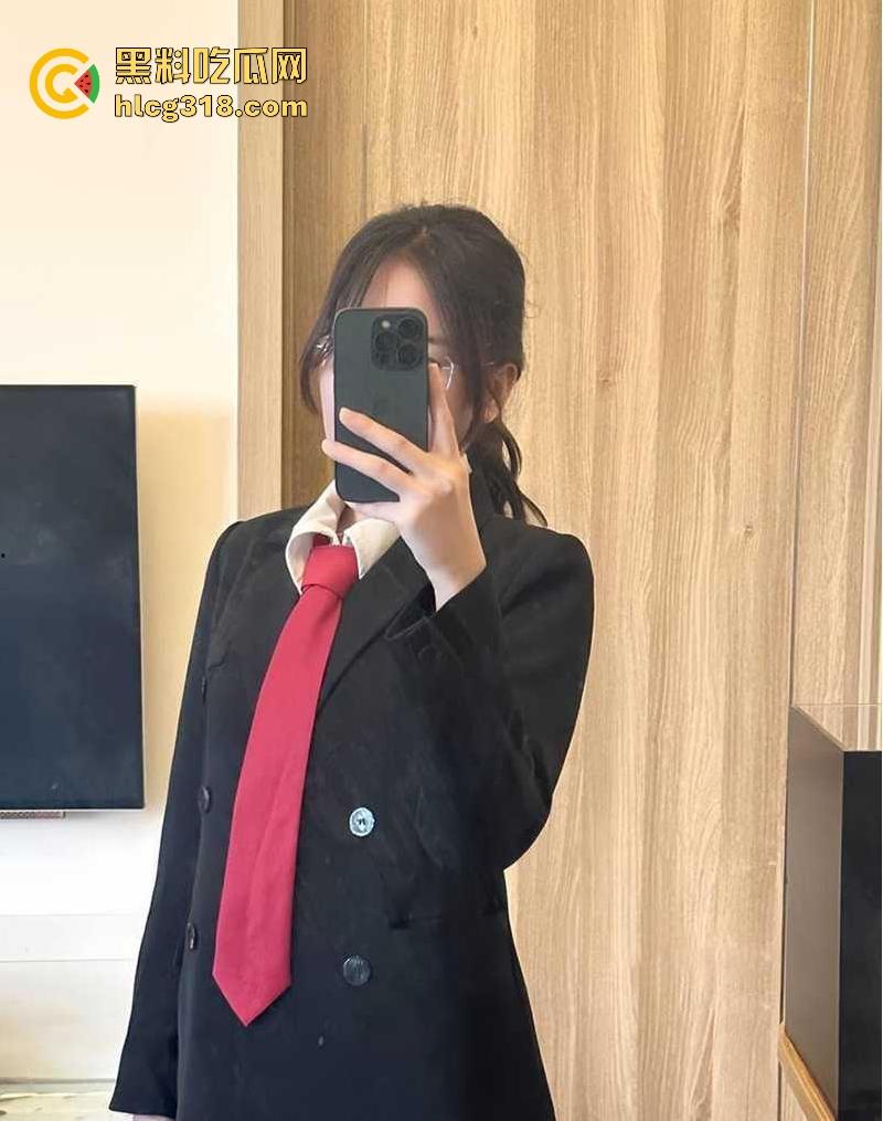 表面是职场精英律师，背后化身极品性感福利姬，黑丝全裸尺度炸天，脱律师服掰臀露穴，反差爆表！-5