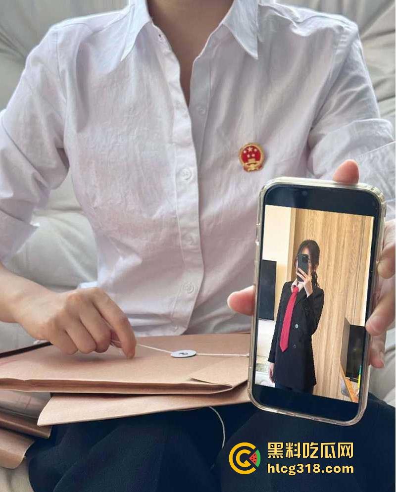 表面是职场精英律师，背后化身极品性感福利姬，黑丝全裸尺度炸天，脱律师服掰臀露穴，反差爆表！-8