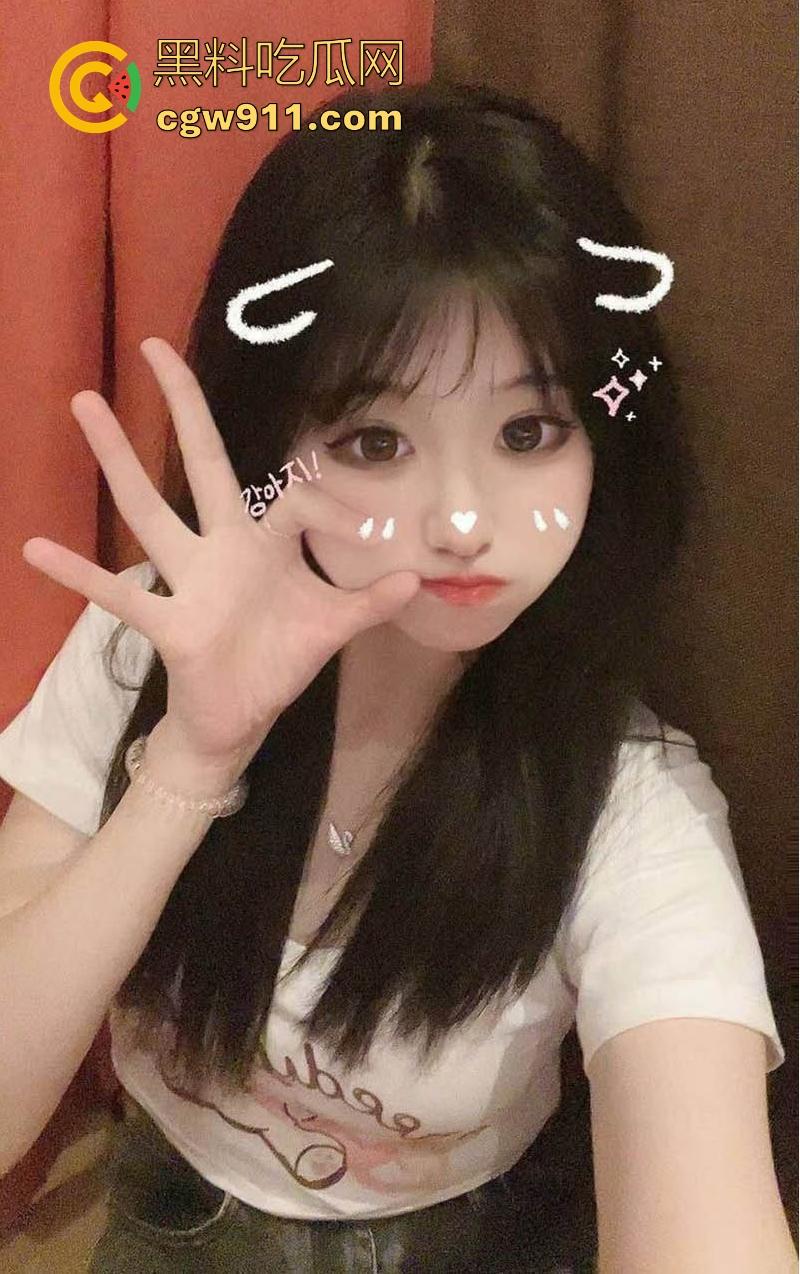 重庆工商大学可爱小萝莉【李嘉雯】与男友激情床战视频曝光,无套狠操骚穴,深喉口交浓精灌嘴,骚得一批!-3