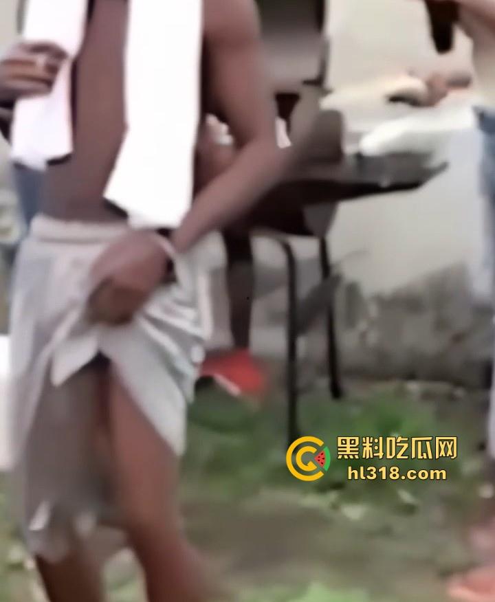 WTF?不是哥们不仔细看我真以为他的第三条腿呢!黑人天赋这么猛,感觉有50厘米啊,媚黑婊的最爱啊!-4