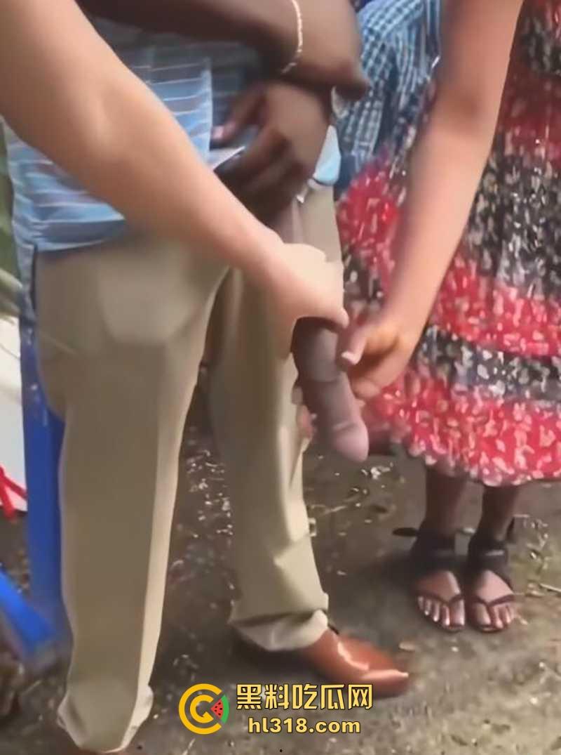 WTF?不是哥们不仔细看我真以为他的第三条腿呢!黑人天赋这么猛,感觉有50厘米啊,媚黑婊的最爱啊!-5