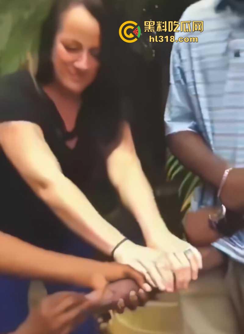 WTF?不是哥们不仔细看我真以为他的第三条腿呢!黑人天赋这么猛,感觉有50厘米啊,媚黑婊的最爱啊!-6