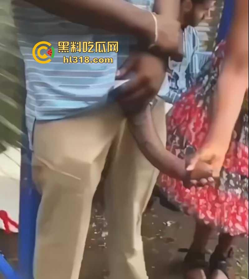 WTF?不是哥们不仔细看我真以为他的第三条腿呢!黑人天赋这么猛,感觉有50厘米啊,媚黑婊的最爱啊!-9