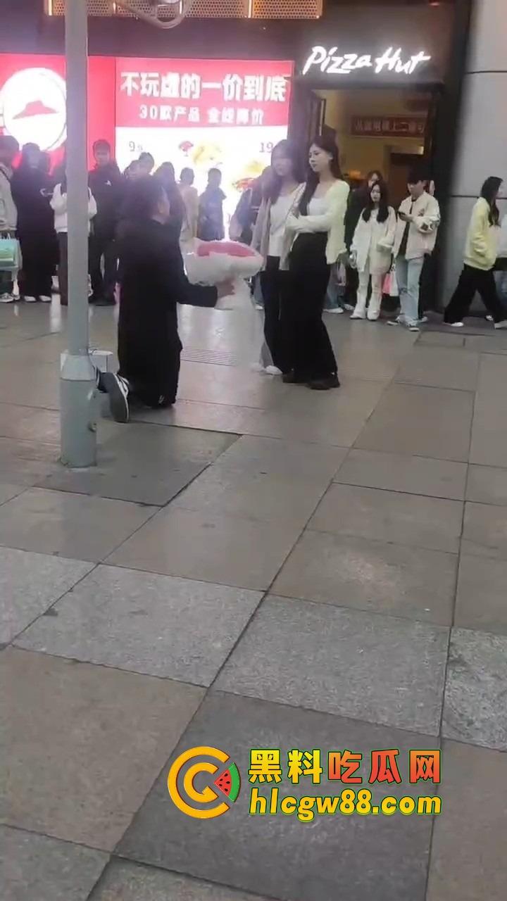 南宁网红求婚人山人海围观，结果女方一巴掌扇得震天响，旁边阿姨吓到后退三步，这到底是爱还是惩罚？-6