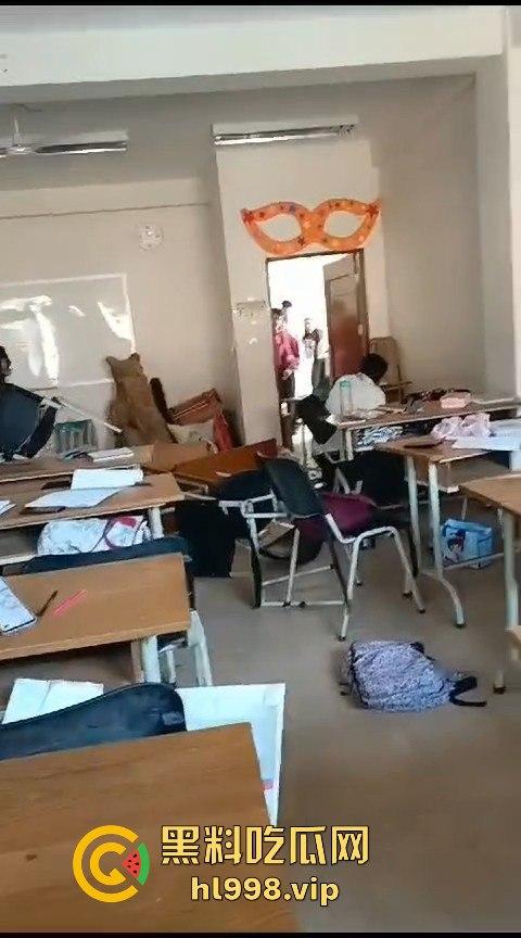 广西百色中学男生玩笑开翻，掏刀狂捅女生！现场尖叫不断，场面混乱不堪！-8