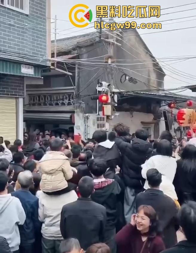 广东潮汕迎老爷因抢香炉爆发冲突，两边人马大大出手，好好的一个迎神活动搞成这样为啥呀！-1